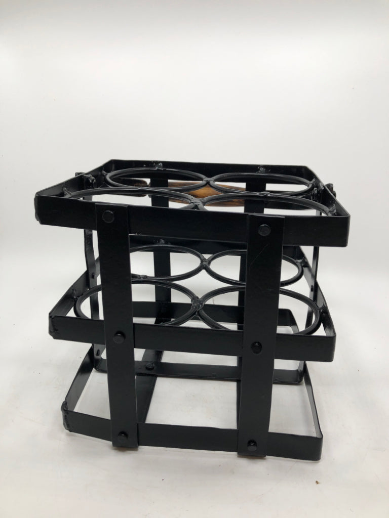 BLACK METAL DRINK CADDY W/WOOD HANDLES.