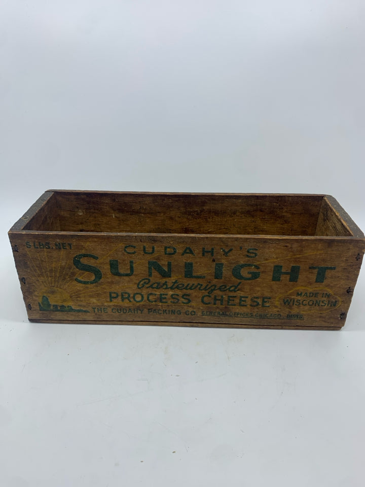 VTG WOODEN SUNLIGHT CHEESE BOX.