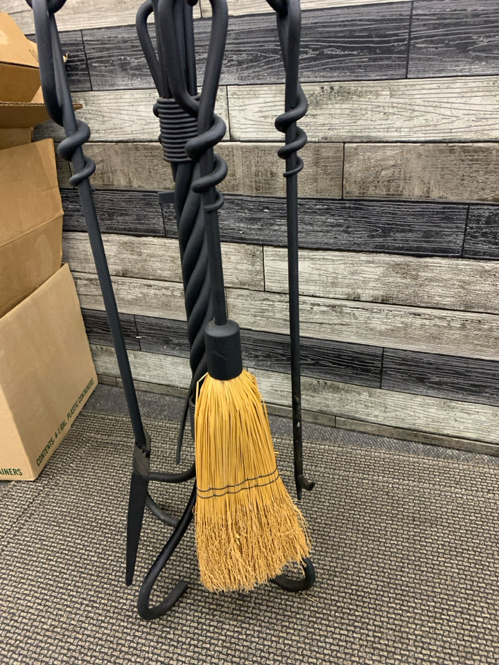 HEAVY BLACK METAL FIREPLACE TOOL SET.