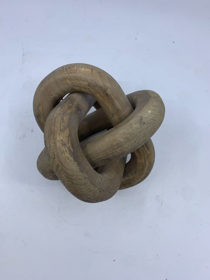 WOOD CHAIN LINK BALL DECOR.