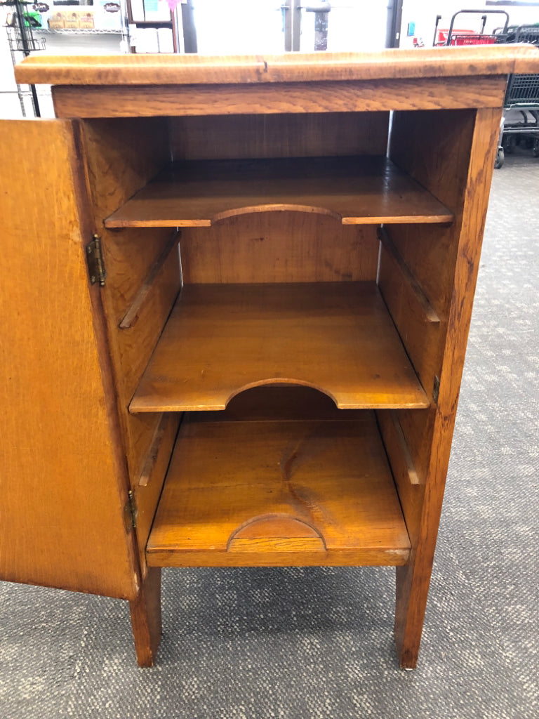 VTG WOOD CABINET W/ 3 SHELVES.