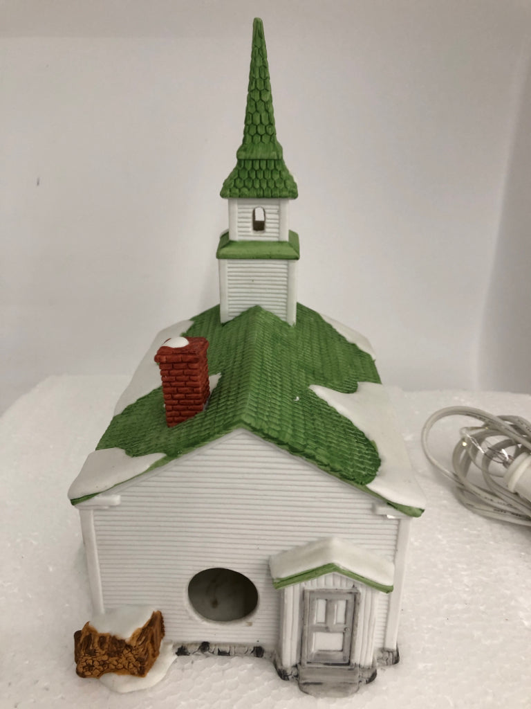 CERAMIC WHITE CHURCH VILLAGE HOUSE DEPARTMENT 56.