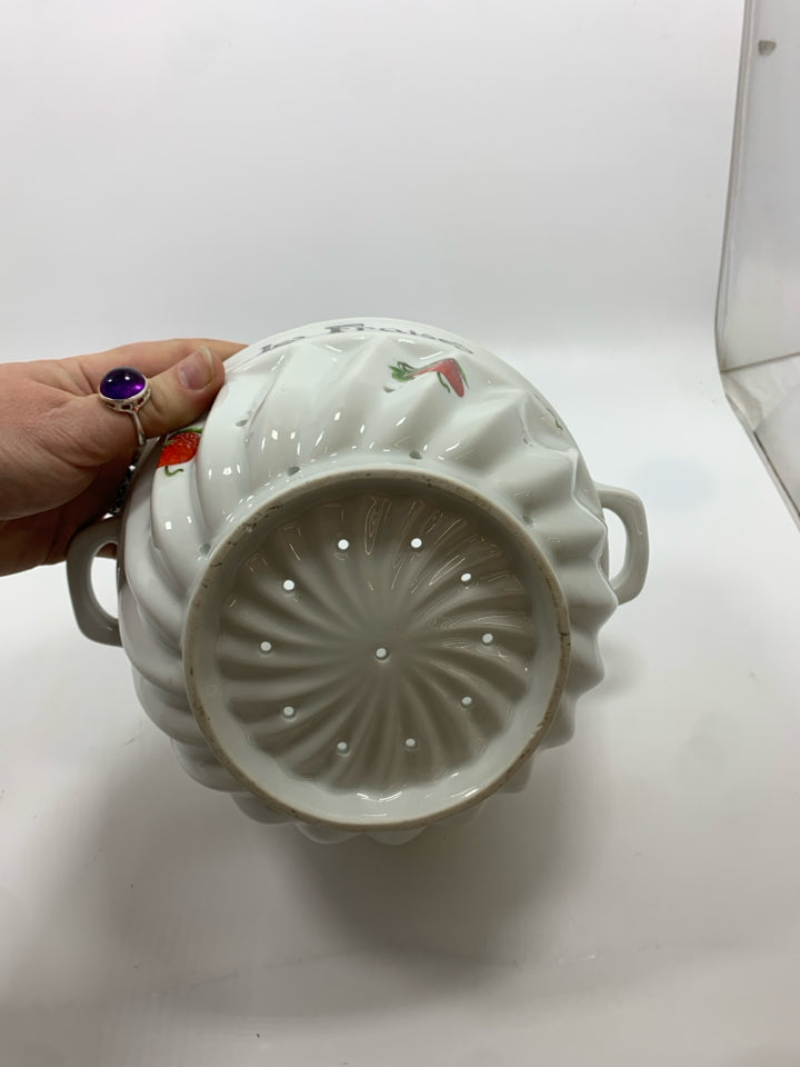 LES FRAISES STRAWBERRIES STRAINER.