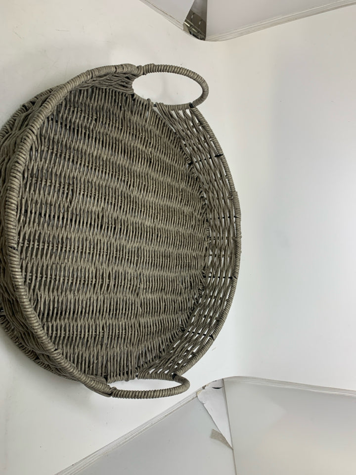 PLASTIC WOVEN CIRCLE TRAY.