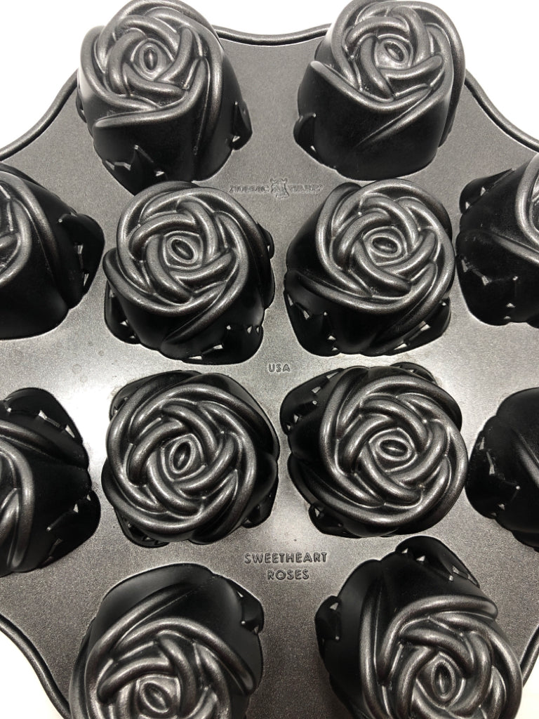 12-SLOT ROSE CAKE/ MUFFIN PAN.