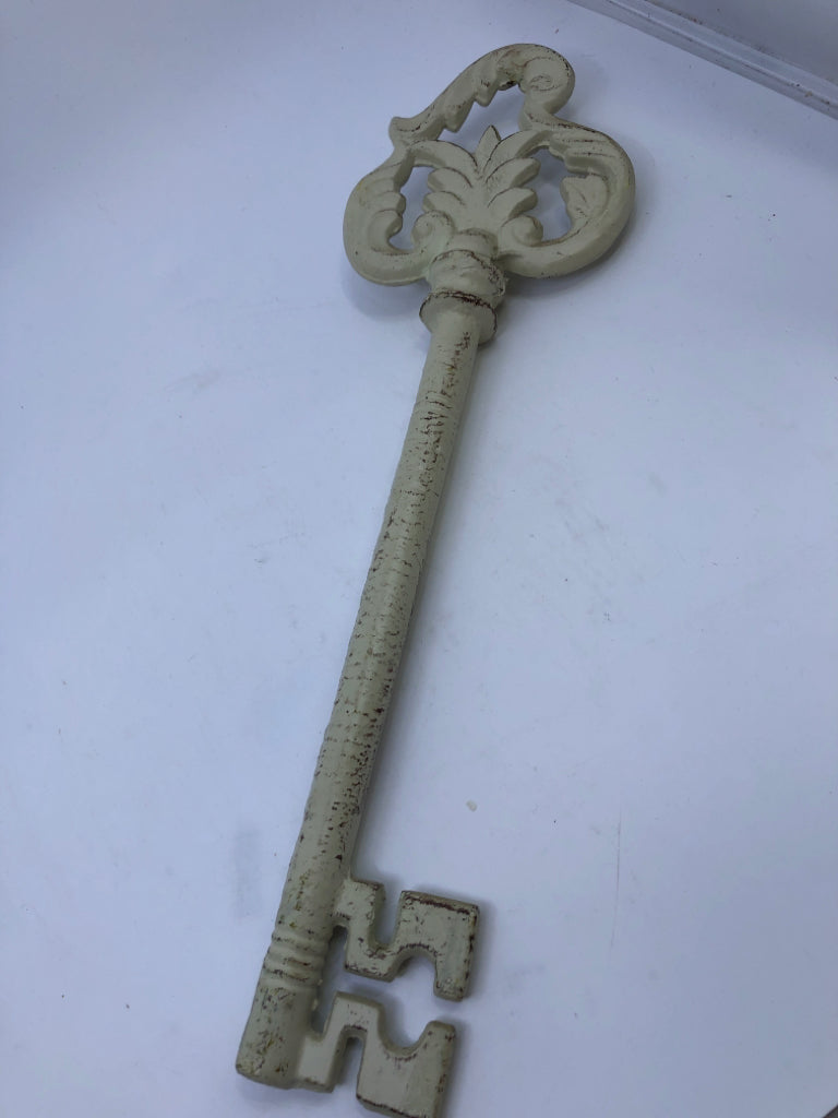 DISTRESSED CREAM SKELETON KEY DECOR.
