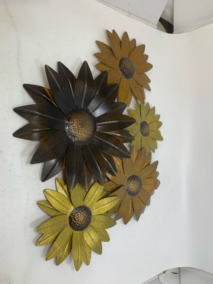 NEW VIEW 5 METAL CLUSTER OF DAISIES.