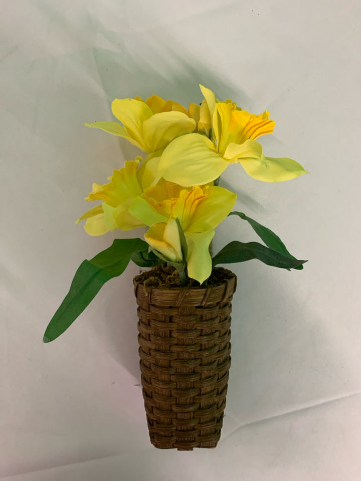FAUX YELLOW DAFFODIL FLORAL IN WALL HANGING BASKET.