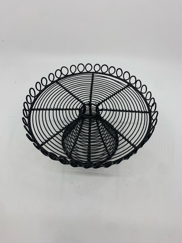 BLACK METAL WIRE CAKE STAND.