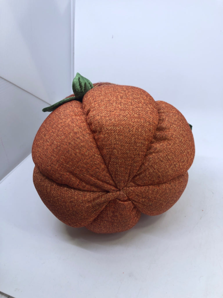 3 STACKED PLUSH PUMPKIN.