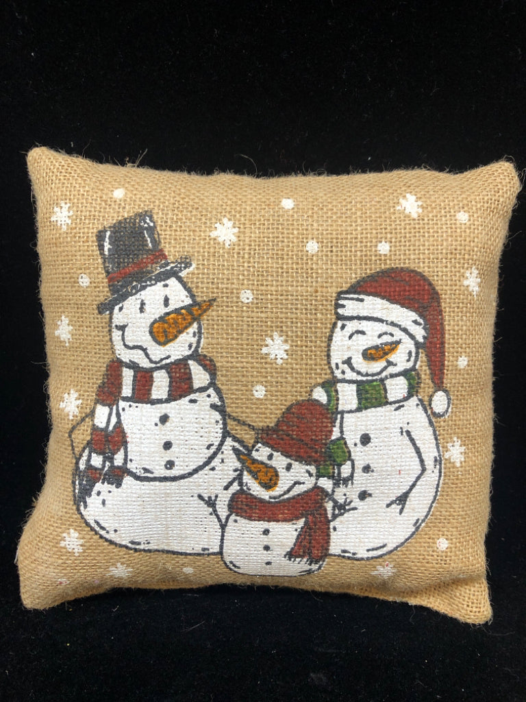 BURLAP SNOWMAN FAMILY ACCENT PILLOW.