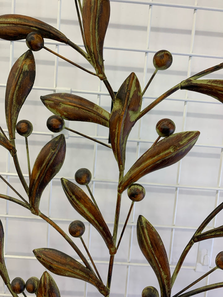 METAL GREEN RUST COLORED BUNDLED LEAF WALL HANGING.