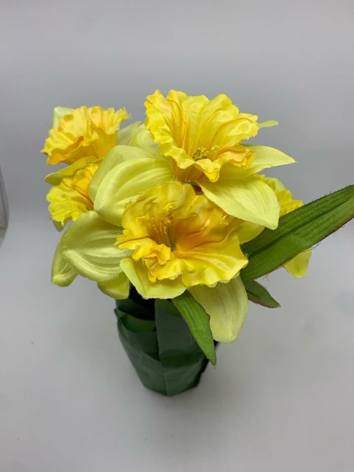 FAUX DAFFODIL BOUQUET.