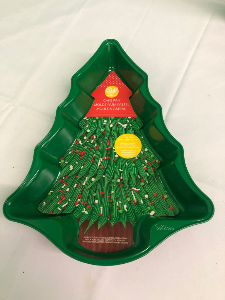 NEW GREEN WILTON CHRISTMAS TREE CAKE PAN.