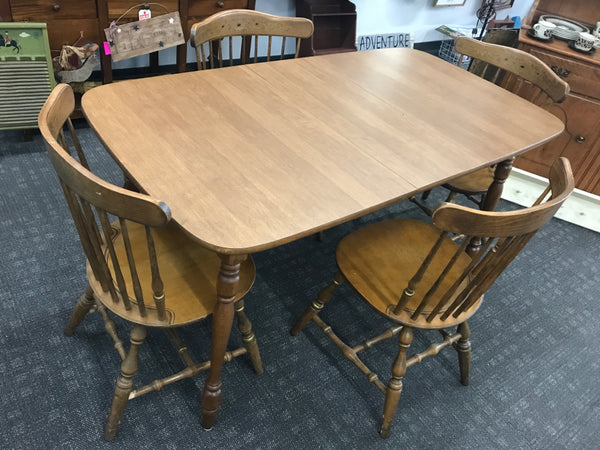 VTG TABLE W LEAF AND 4 HITCHCOCK CHAIRS.