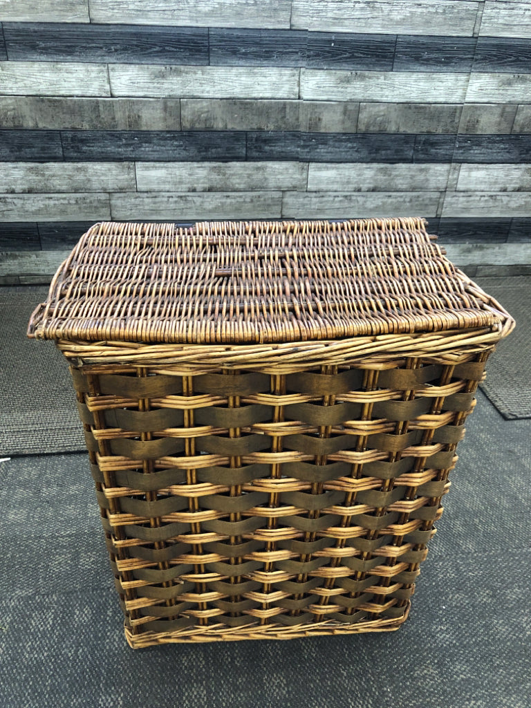BROWN WOVEN WICKER LAUNDRY BASKET W/LID.