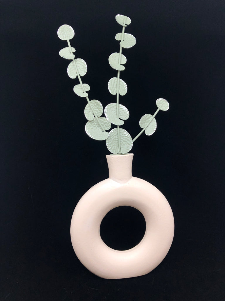 METAL PLANT IN VASE WALL HANGING.