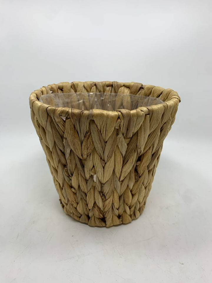WOVEN PLANTER W/PLASTIC LINING.