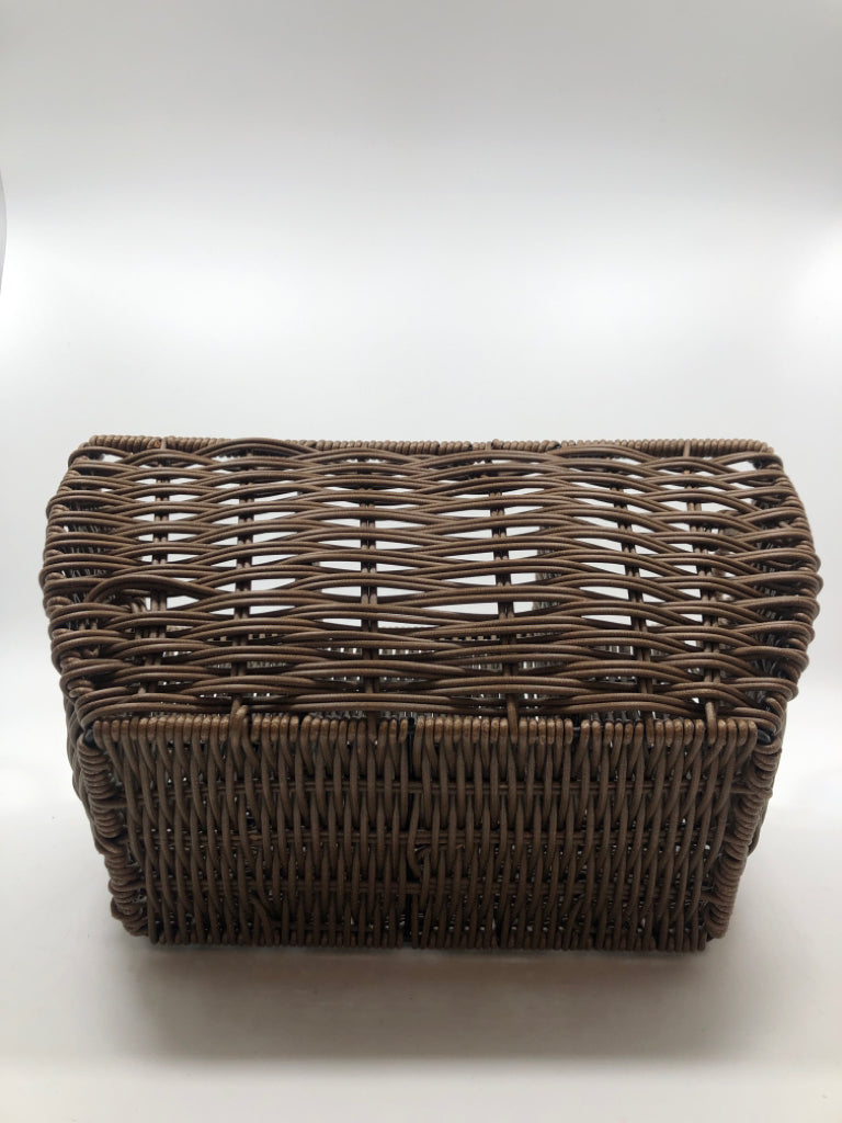 BROWN WICKER UTENSIL CADDY.