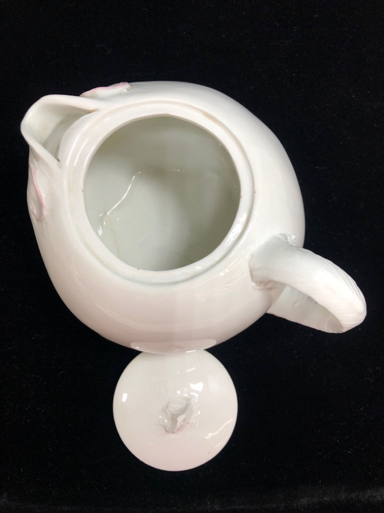 WHITE CAT CERAMIC TEAPOT W/LID.