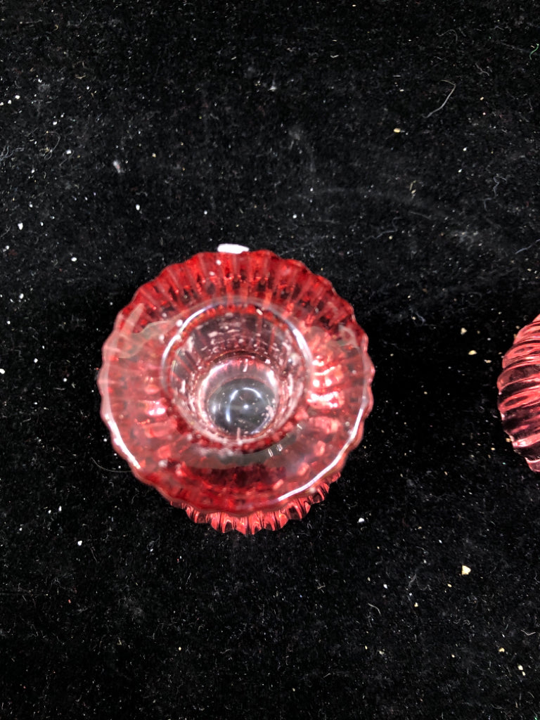 2 PINK GLASS PILLAR CANDLE HOLDER W/ WHITE CANDLES.