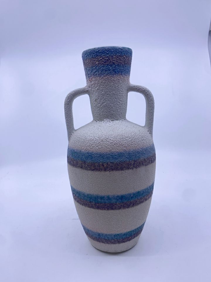 TAN URN STYLE SPONGED VASE.