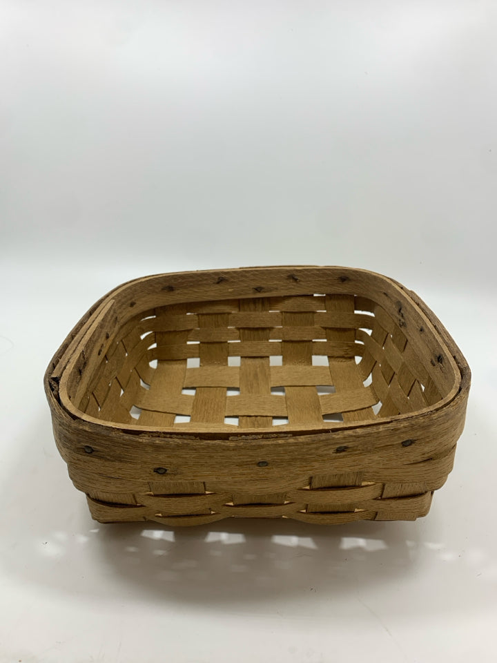 SQUARE WOVEN NAPKIN BASKET.