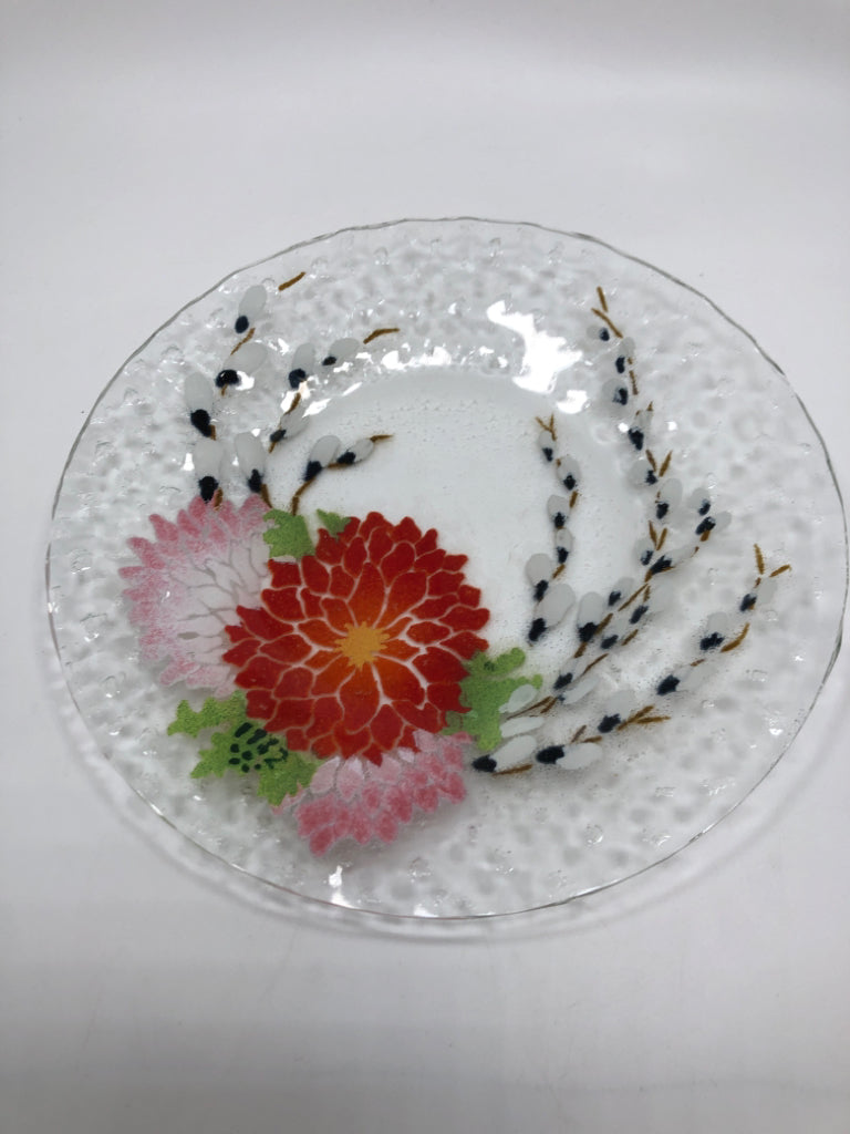 5 ASSORTED FUSED GLASS FLORAL DINNER PLATES.