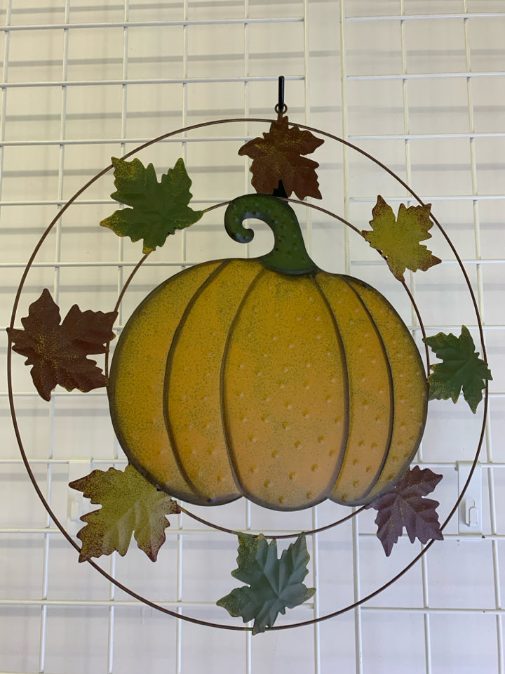 CIRCLE METAL PUMPKIN WALL ART W/ MAPLE LEAVES.