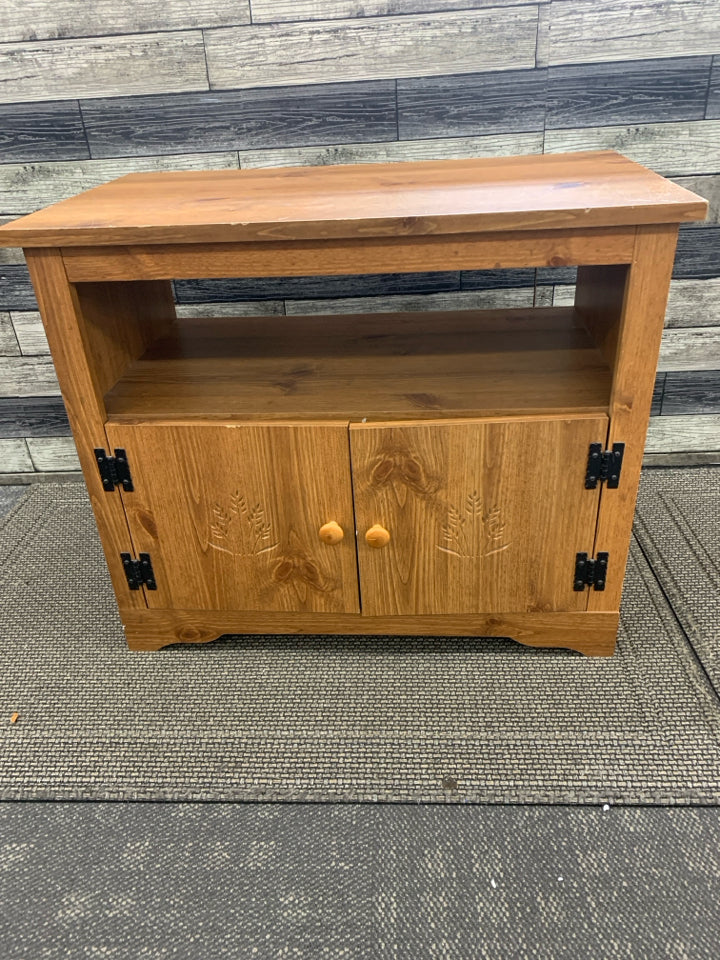 BLONDE WOOD TV STAND W WHEAT ON DOORS.