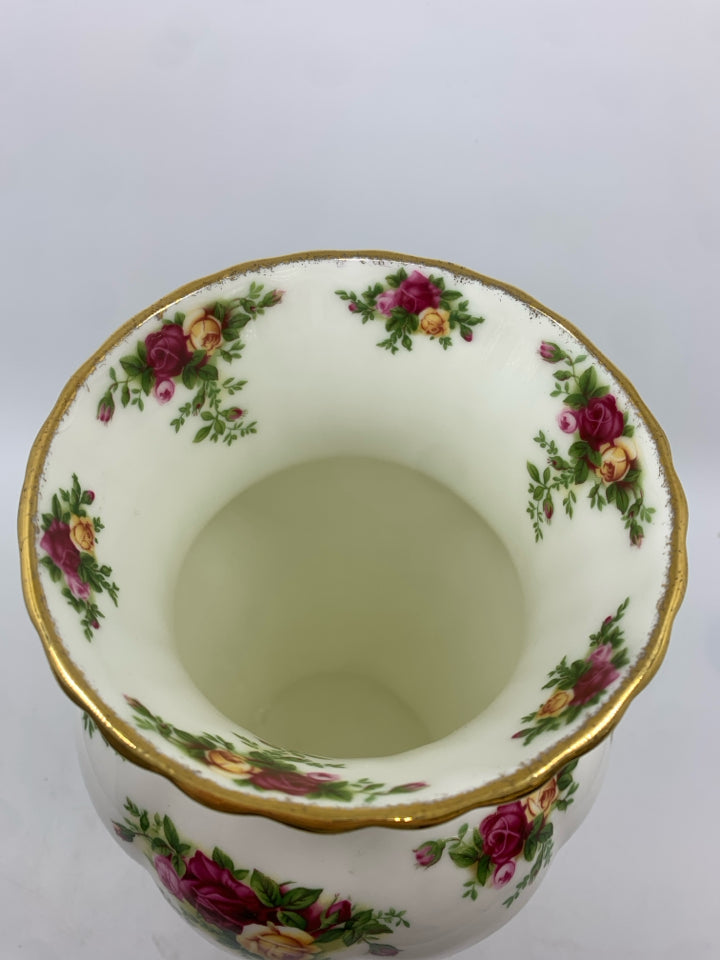 OLD COUNTRY ROSES ROYAL ALBERT VASE.