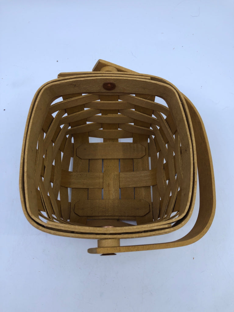 2004 SMALL ROUNDED SQUARE BASKET+ SWING HANDLE.