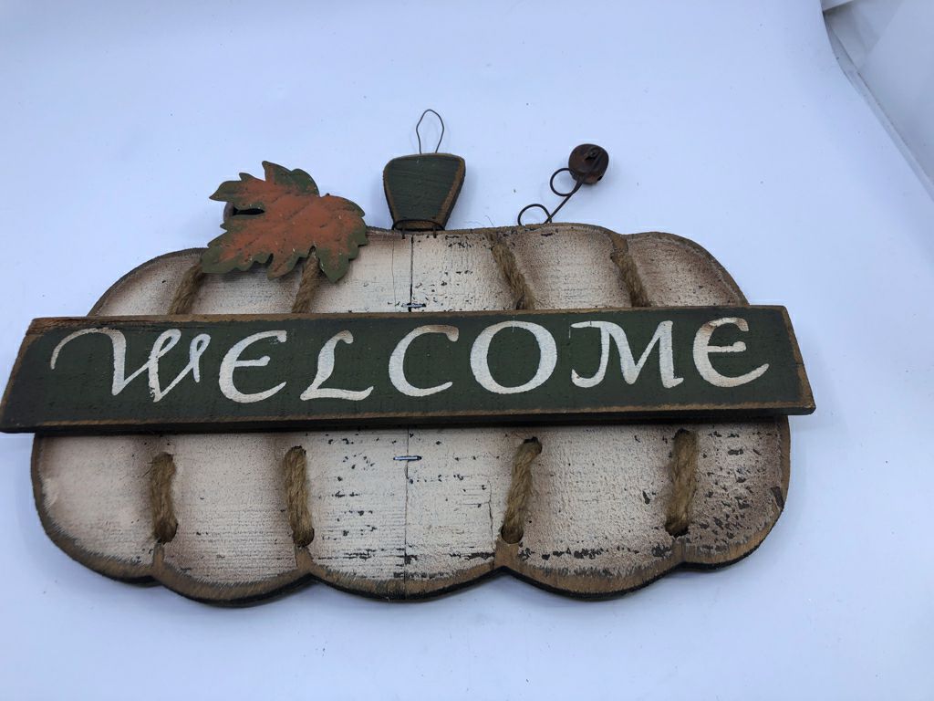 WOOD WELCOME PUMPKIN DOOR HANGING.