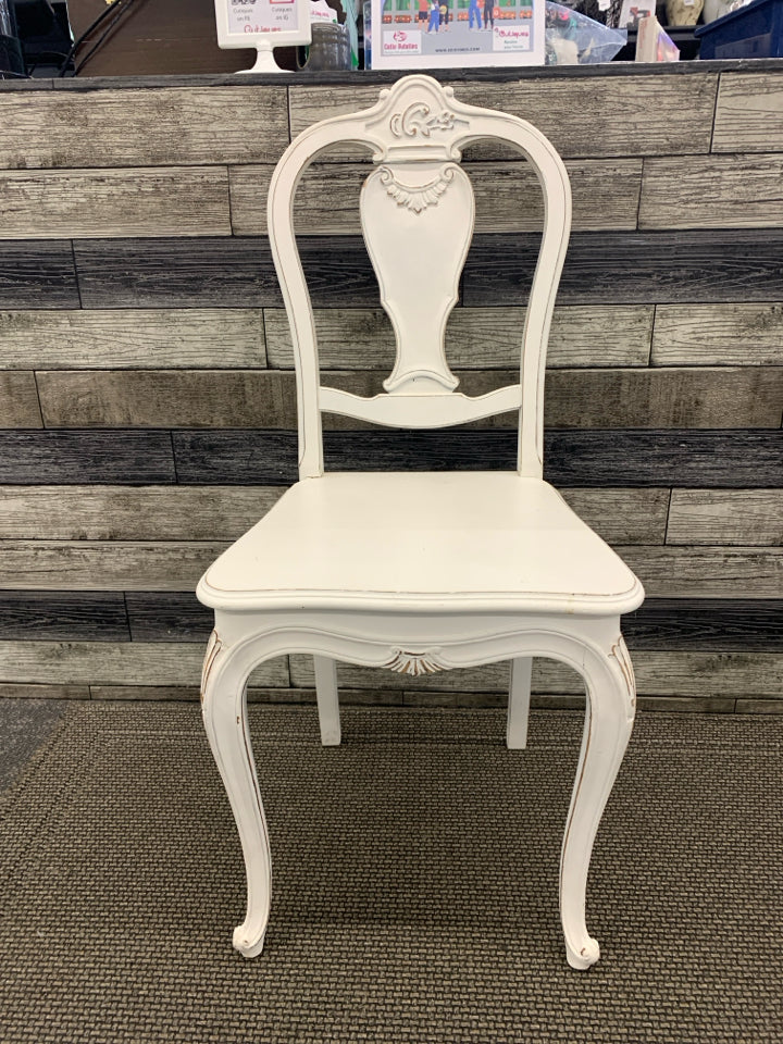 WHITE DISTRESSED ACCENT WOOD CHAIR.