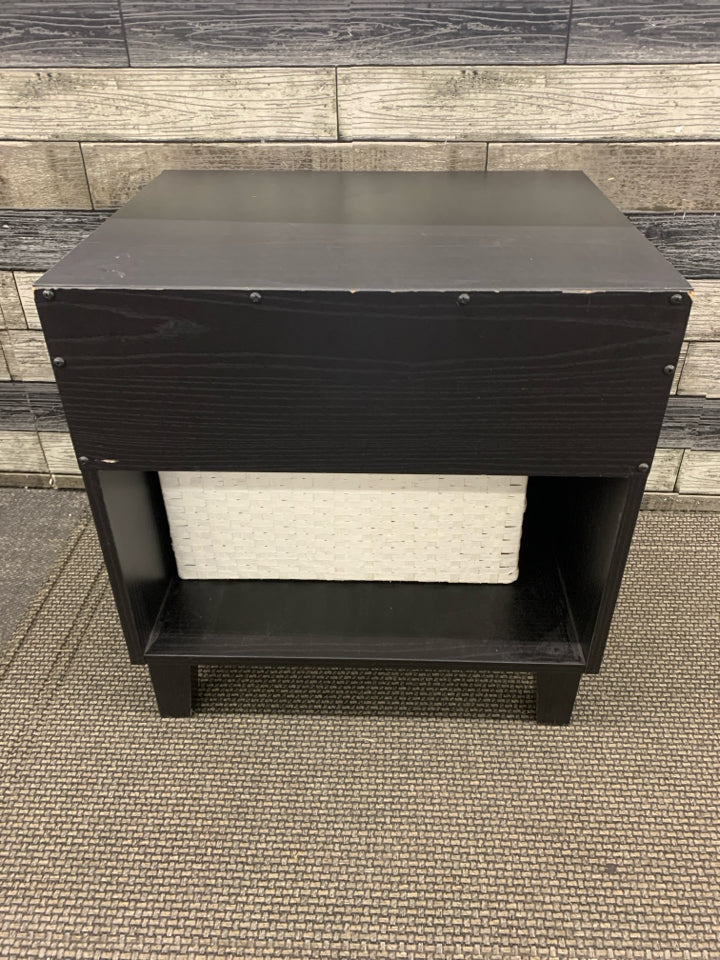 BLACK NIGHT STAND W 1 DRAWER AND WHITE BASKET.