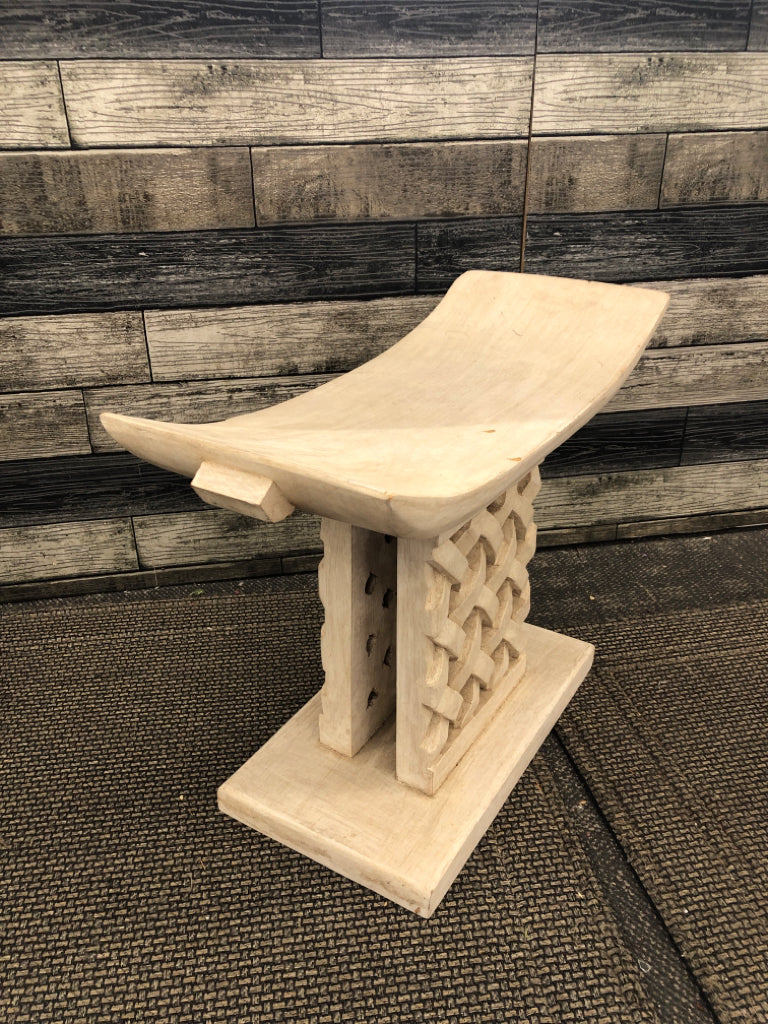 CURVED SEAT- CRISS CROSS BASE BENCH.