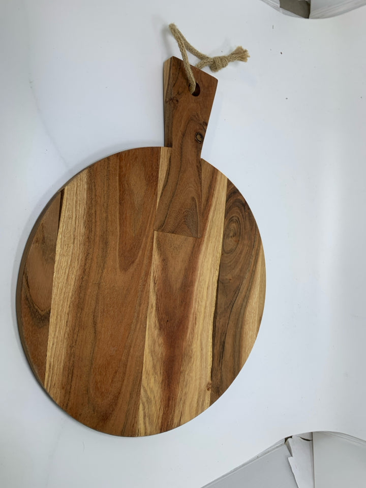 CIRCLE WOOD CUTTING BOARD W/ HANDLE "DASH OF THAT" 12 "DIAM