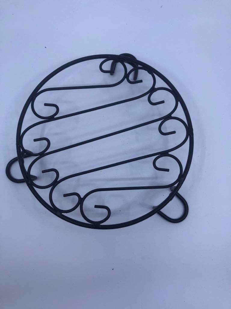 ROUND BLACK METAL FOOTED TRIVET.