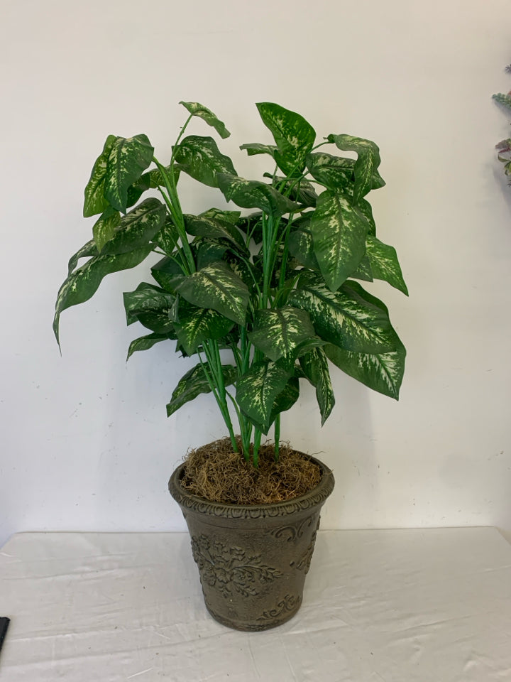 FAUX GREEN PLANT IN SCROLL PLANTER.