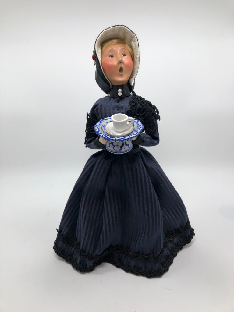BYERS CHOICE CAROLER IN NAVY DRESS.