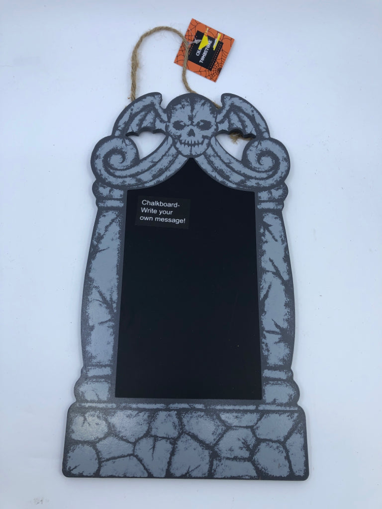 GREY SKULL SMALL CHALKBOARD WALL HANGING.