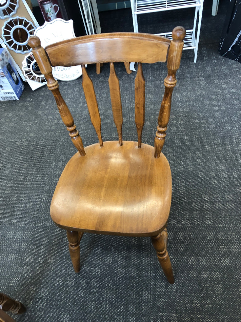 SOLID MAPLE DESK W/ 4 DRAWERS GOLD HARDWARE + CHAIR BASSETT.