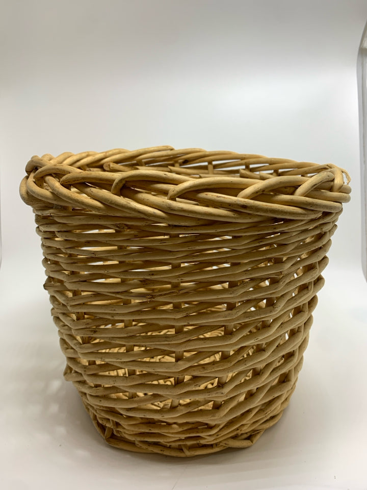 BLOND WICKER BIN.