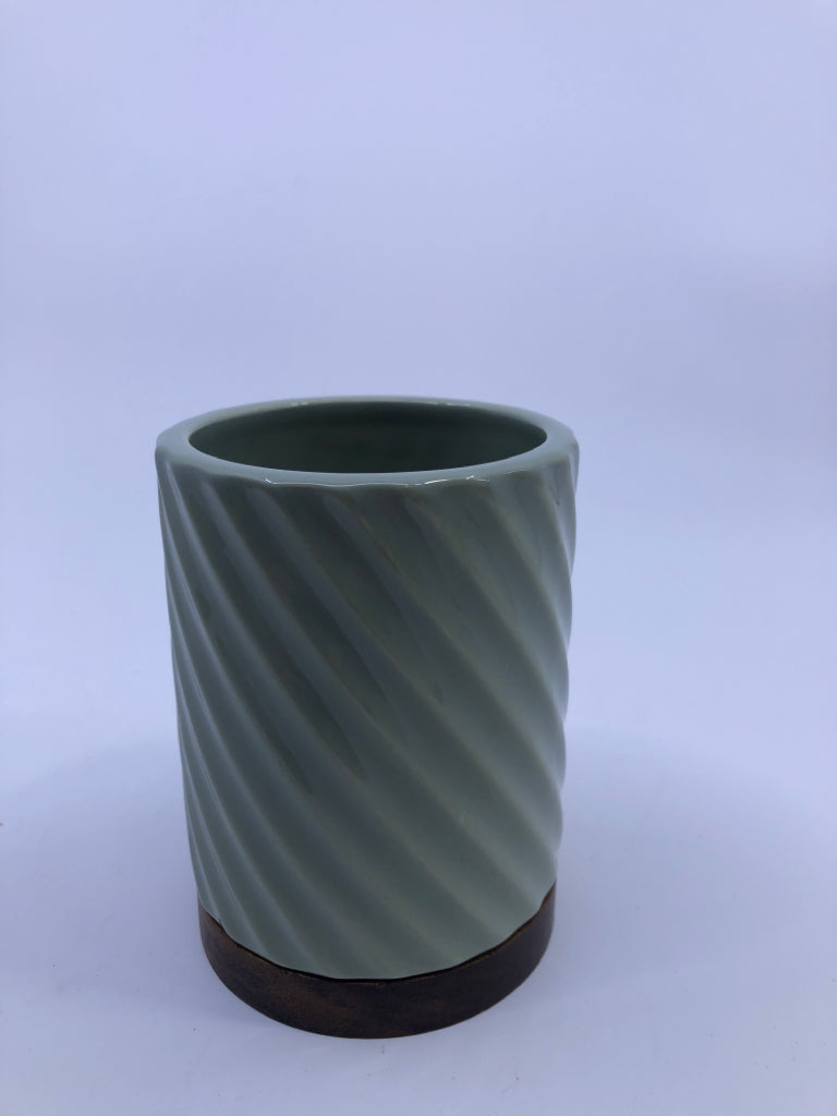 TEAL RIBBED PENCIL CUP W/ DARK WOOD BOTTOM.