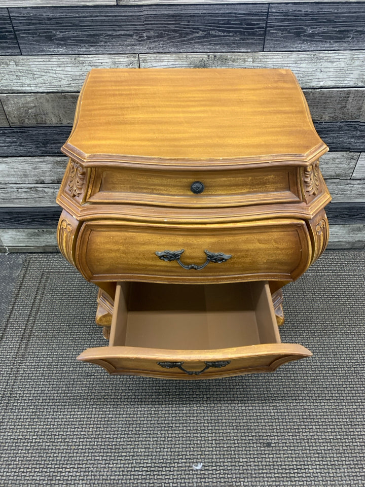 VTG LIGHT WOOD 3 DRAWER NIGHTSTAND.