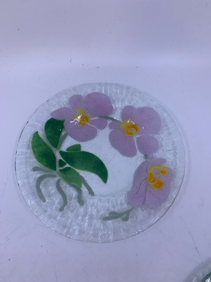 6 ASSORTED FUSED GLASS FLORAL LUNCH PLATES.