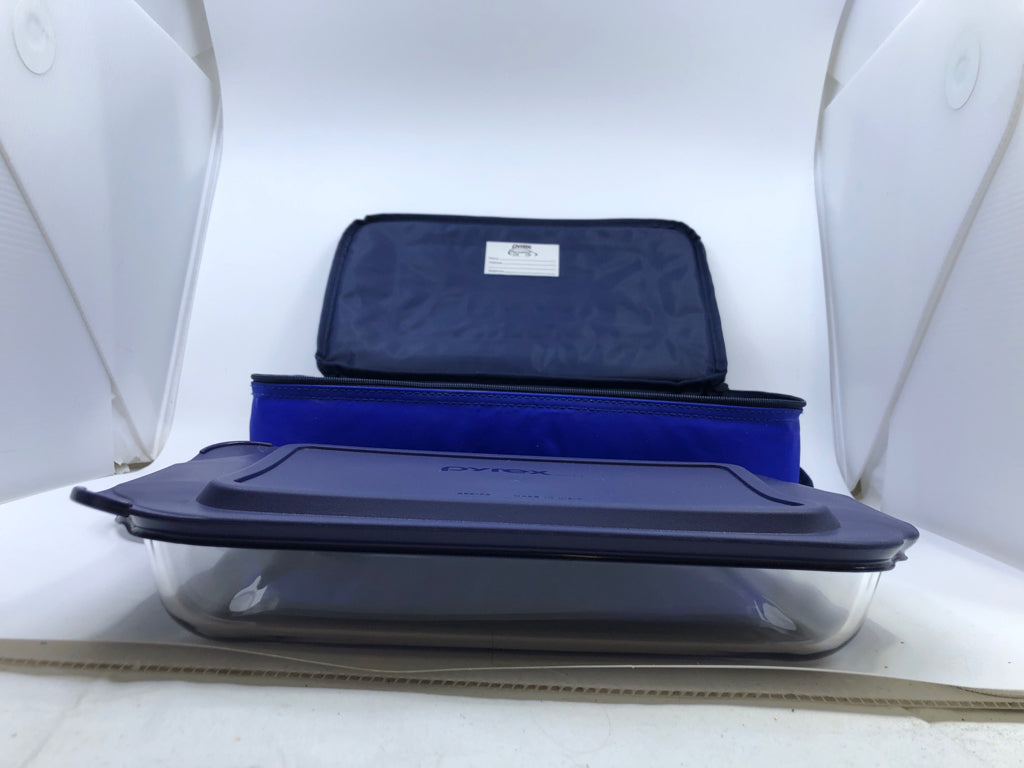 PYREX PORTABLES BAKING DISH IN CARRYING CASE.