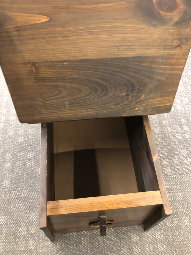 VTG DARK RUSTIC END TABLE W/STORAGE.