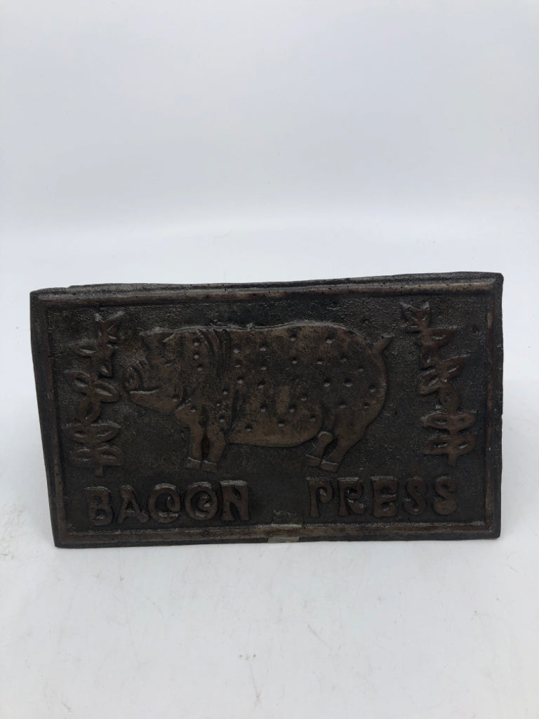 METAL AND WOOD HANDLE BACON PRESS.