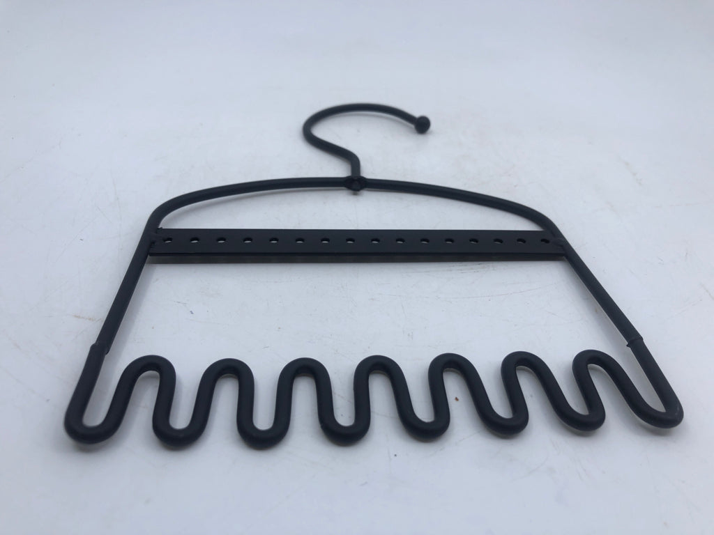BLACK METAL HANGING JEWELRY HOLDER.